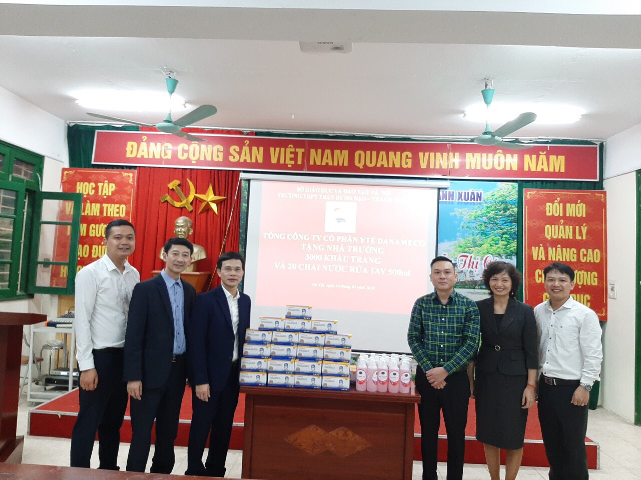 TỔNG C�NG TY CỔ PHẦN Y TẾ DANAMECO CHUNG TAY C�NG THẦY  V� TR� TRƯỜNG THPT TRẦN HƯNG ĐẠO-THANH XU�N PH�NG CHỐNG, ĐẨY L�I DỊCH COVID 19